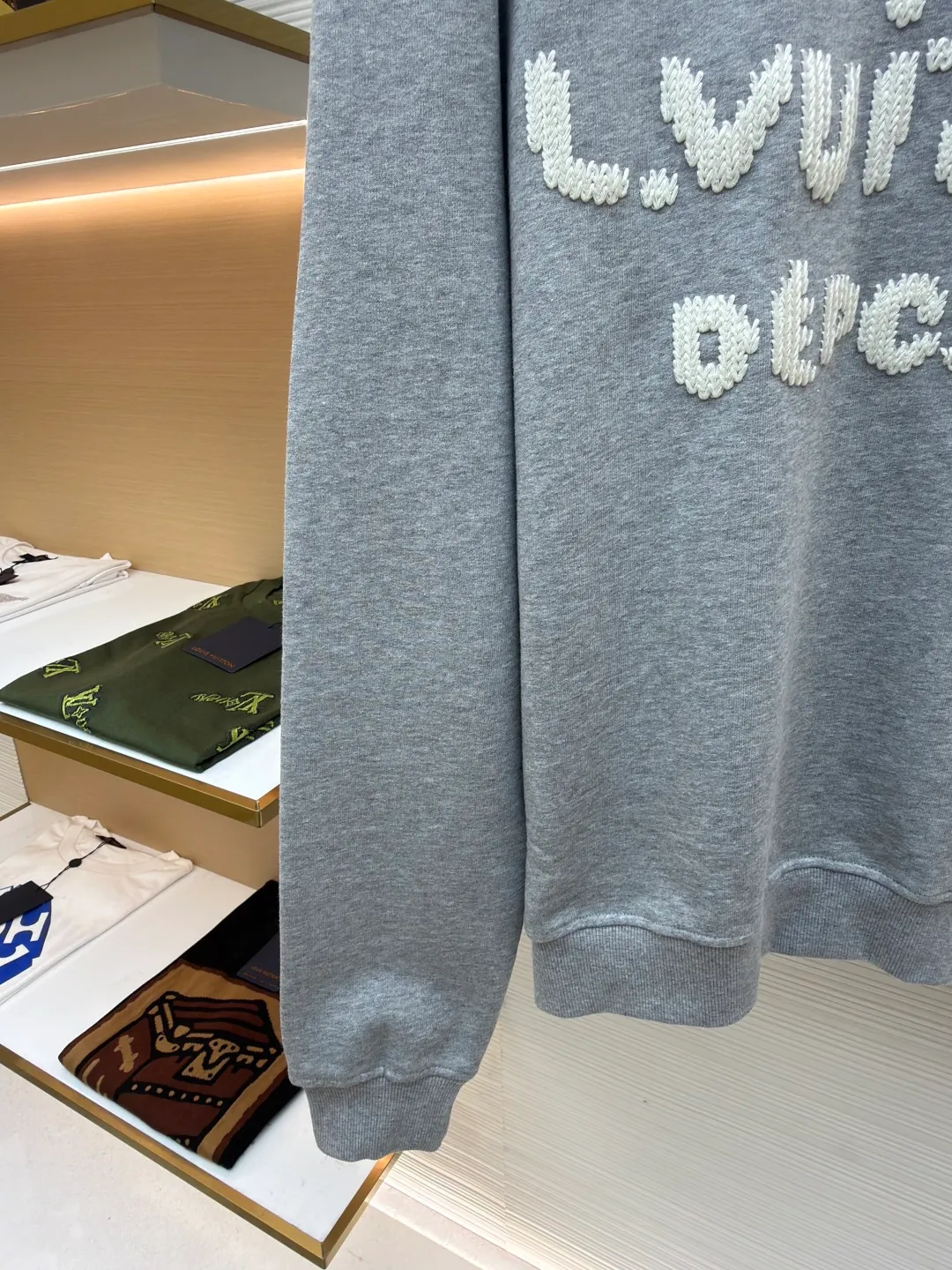 LOUIS VUITTON embroidered hook-and-loop letter sweatshirt ●Authentic product: 11300 purchased and developed ●Item number: 1680685-A85 ●Fabric: pure cotton fabric ●Technology: embroidered hook-and-loop pattern production ●Version: fitted version ●Weight: about 600 grams ●Size: XS-S-M-L ●Description: Made of customized YB native cotton fabric, soft and breathable, comfortable and stylish to wear. The oversized loose fit is combined with the round neck pullover sweatshirt cut to create a classic casual style. The fabric has been specially treated to maintain the skin-friendly properties of cotton and improve the overall crispness. Thick line embroidery is used on the front and back to present the brand logo. The iconic LV monogram is outlined in fine embroidery on the chest, while Marque L.Vuitton Déposée is fully embroidered on the back. The embroidery lines are full and three-dimensional, creating a realistic hand-woven visual effect through unique knitting techniques. Every embroidery detail is strictly controlled to ensure that the stitches are even and fine, and the pattern is clear and delicate. The overall wiring is straight and delicate, the fabric is comfortable and soft, and the color is consistent without color difference. It can be matched with the same style to create a fashionable look and control various occasions. Customized accessories, complete with three standards, same style for men and women!